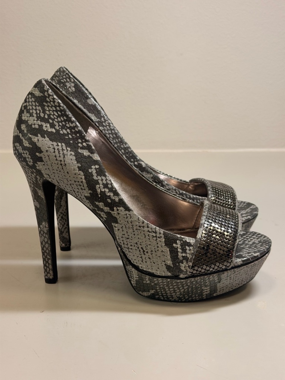 NWT! Jessica Simpson Gray Snake-Print Platform Peep-Toe Heels - Picture 9 of 16
